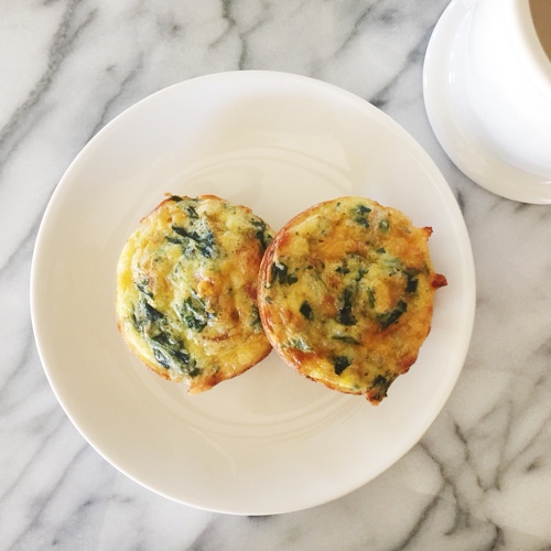 Easy crustless keto quiche with spinach and bacon - you'll love this easy recipe--it's low carb and gluten free! jane at home - keto quiche lorraine - spinach bacon quiche recipe