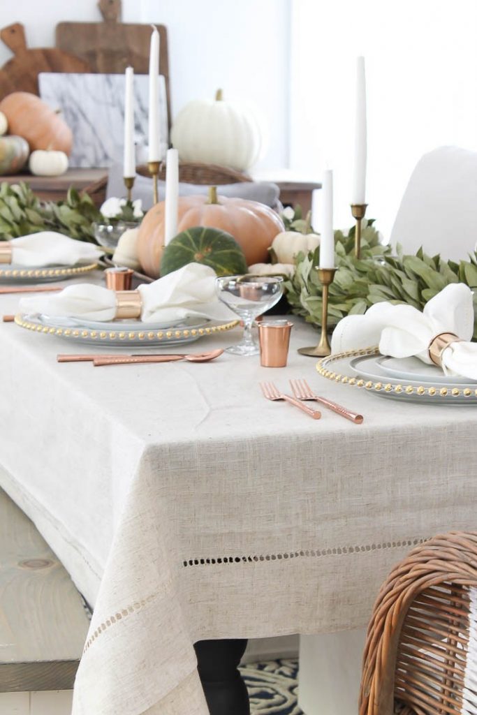 You'll love these beautiful and simple Thanksgiving and fall table setting ideas, tablescapes, table decor, and centerpiece ideas