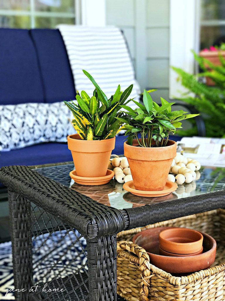 Ideas to help you create an inviting outdoor living and entertaining space with lush greenery and hanging curtains