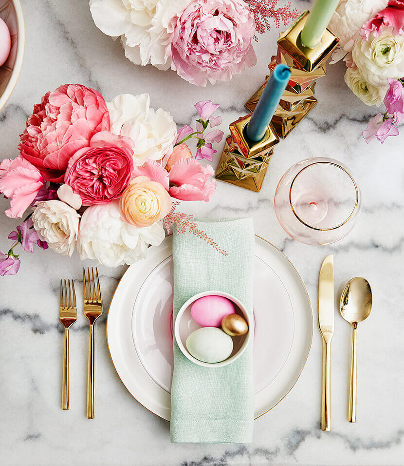 The mix of pink, gold and white is one of my favorite color combinations, and it's absolutely perfect in this gorgeous table setting! Easter decor - spring decor - spring decorating ideas - spring table - Easter table - tablesetting - tablescape - centerpiece
