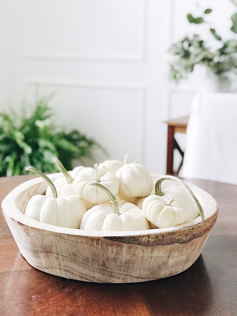 Fall decorating ideas with white pumpkins #pumpkindecor #falldecor #fallideas #whitepumpkins #tabledecor #falltable